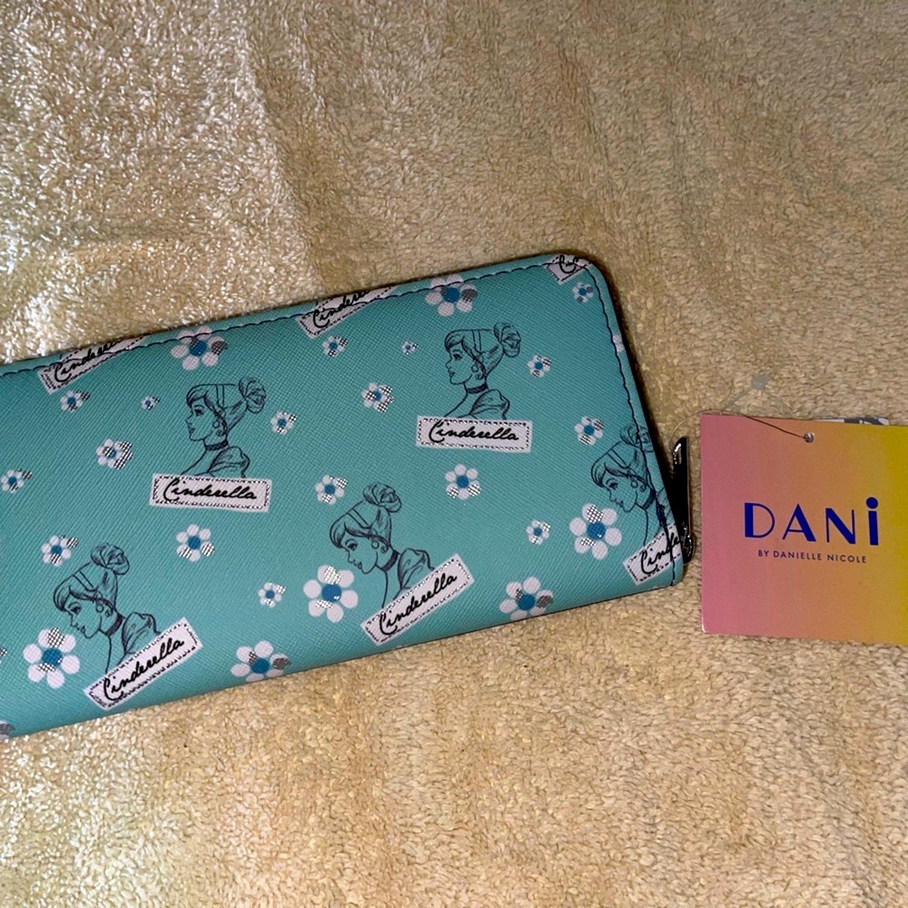 CINDERELLA ZIP WALLET BY DANI BY “DANIELLE NICOLE” BRAND WITH DISNEY…BRAND NEW! - Picture 4 of 6